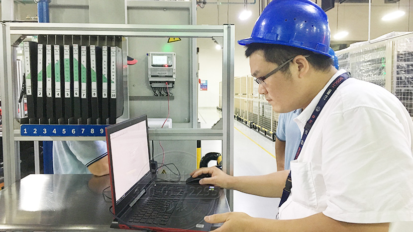 我司技术人员对新装的威胜电表进行调试